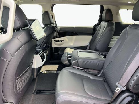 Certified 2024 Kia Carnival SX Prestige FWD image 11