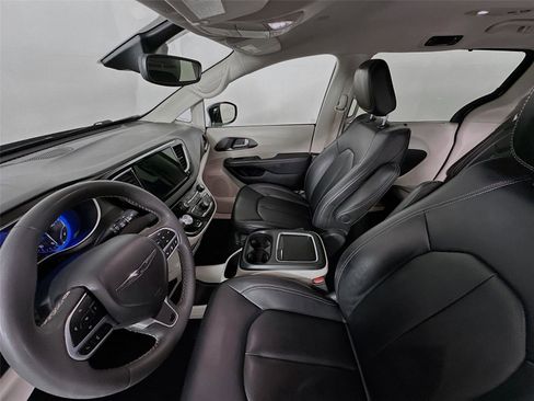 Used 2024 Chrysler Pacifica Touring-L FWD image 5