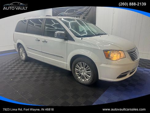 Used 2016 Chrysler Town & Country Limited image 1