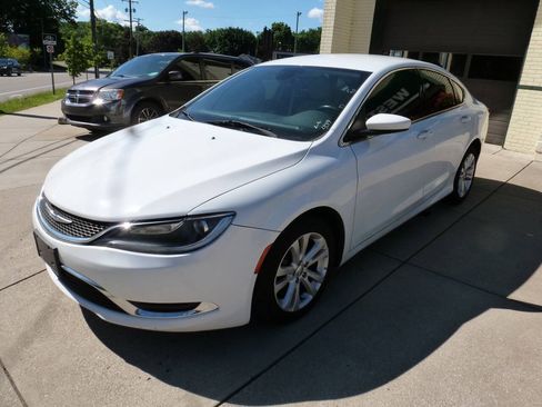 Used 2017 Chrysler 200 Limited w/ Convenience Group FWD image 4