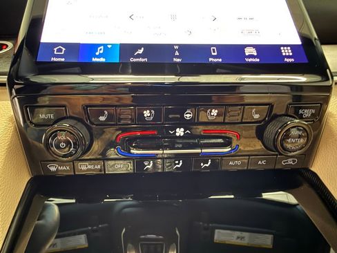 Used 2024 Jeep Grand Cherokee Limited w/ Luxury Tech Group II image 33