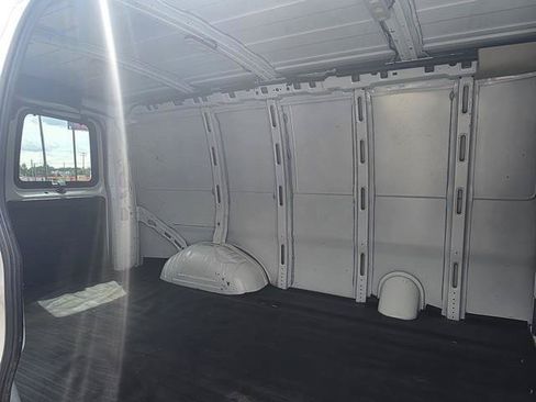 Used 2017 Chevrolet Express 3500 RWD image 21