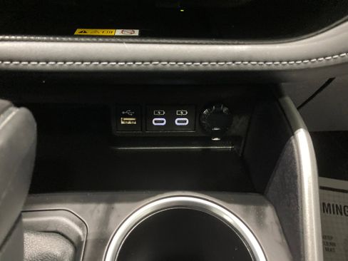 Used 2024 Toyota Highlander XLE image 32