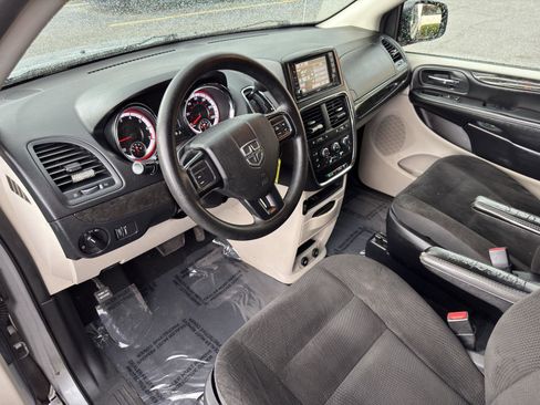 Used 2019 Dodge Grand Caravan SE FWD image 15