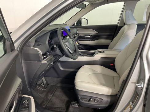 New 2026 Toyota Grand Highlander XLE image 16