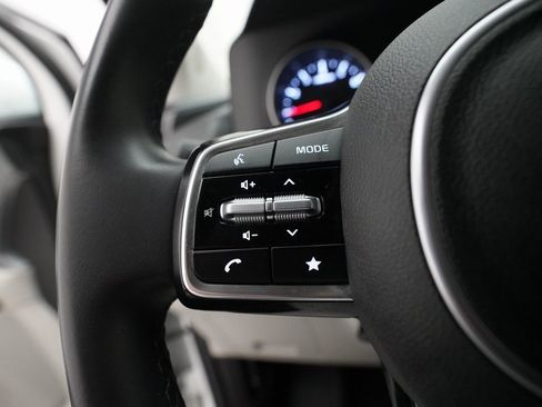 Certified 2024 Kia Carnival LX image 18