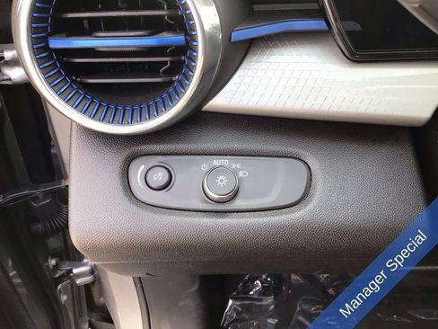 Used 2025 Chevrolet Trax LT FWD image 24