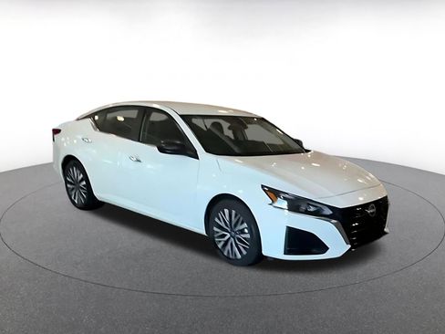 Used 2025 Nissan Altima 2.5 SV FWD image 2
