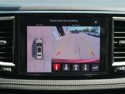Used 2023 Chrysler Pacifica Touring-L FWD image 5