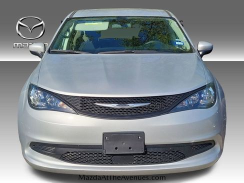 Used 2022 Chrysler Voyager LX image 4