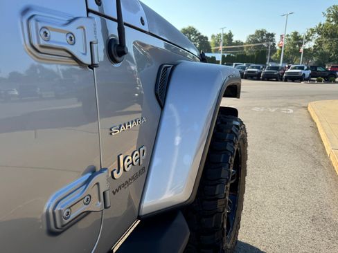 Used 2018 Jeep Wrangler Unlimited Sahara AWD/4WD image 12