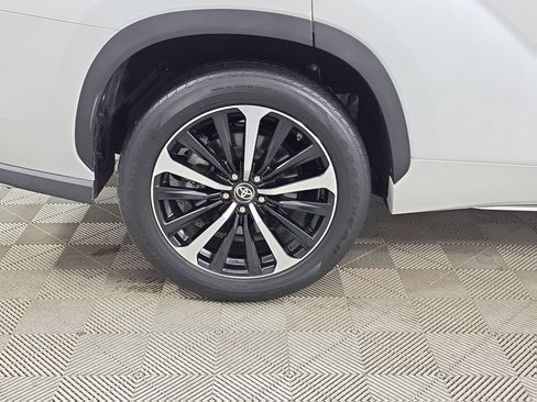 Used 2022 Toyota Highlander XSE FWD image 9