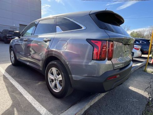 Used 2023 Kia Sorento LX image 3