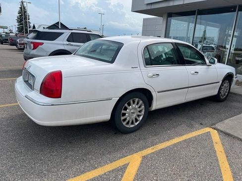 Used 2006 Lincoln Town Car Signature RWD image 2