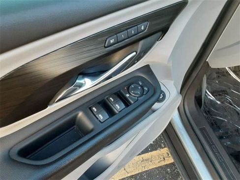 Used 2024 GMC Terrain SLT image 13