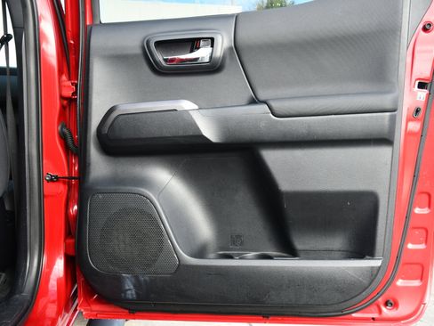 Used 2018 Toyota Tacoma TRD Sport image 19