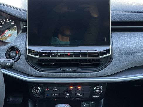 Used 2024 Jeep Compass Latitude image 17