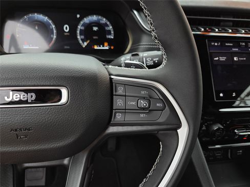 New 2025 Jeep Grand Cherokee L Altitude image 30