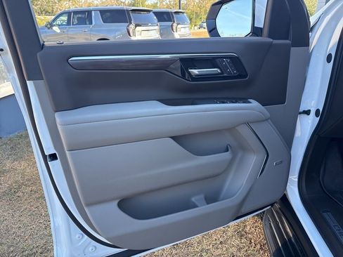 New 2026 Chevrolet Suburban LT image 12