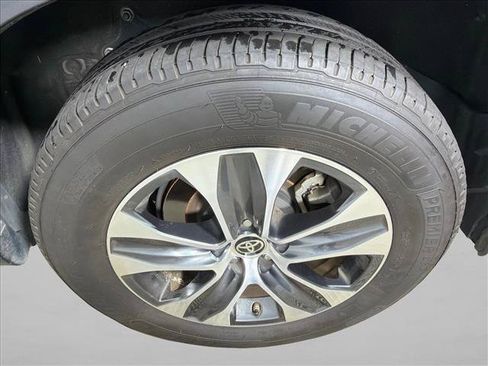 Used 2021 Toyota Highlander XLE FWD image 21