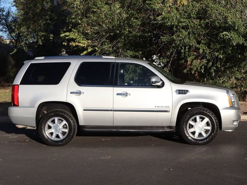 Used 2011 Cadillac Escalade AWD image 3