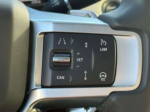 Used 2025 Land Rover Discovery S image 43