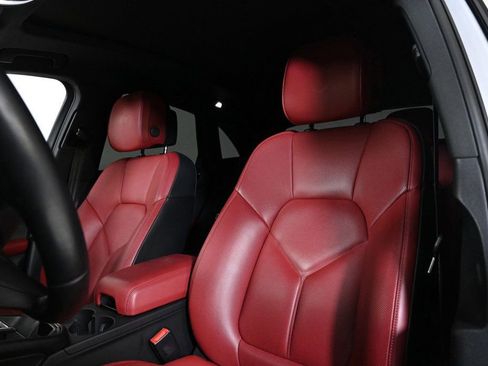 Certified 2024 Porsche Macan image 5