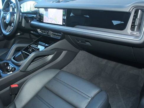 Certified 2025 Porsche Cayenne Coupe image 28