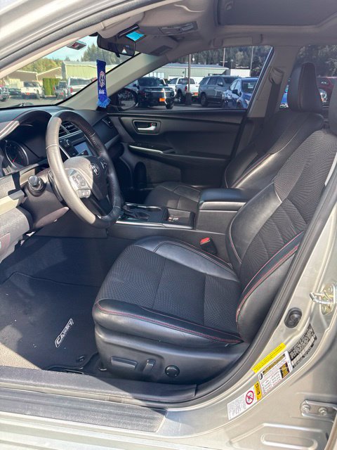 Used 2017 Toyota Camry SE w/ Moonroof Package FWD image 3