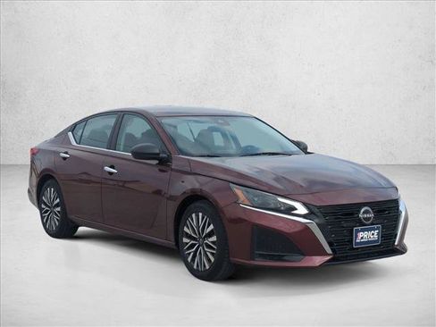 Used 2024 Nissan Altima 2.5 SV image 3