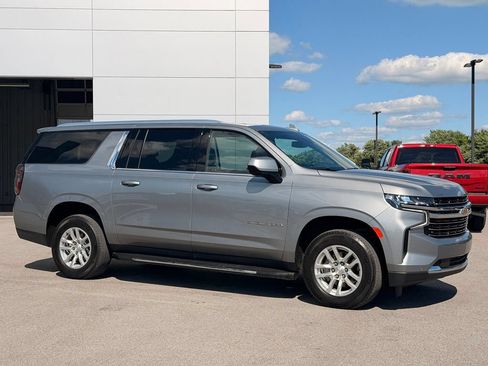 Used 2023 Chevrolet Suburban LT AWD/4WD image 2