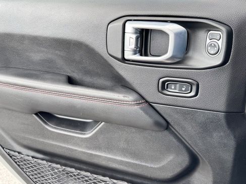 Used 2022 Jeep Wrangler Unlimited Rubicon w/ Cold Weather Group AWD/4WD image 17