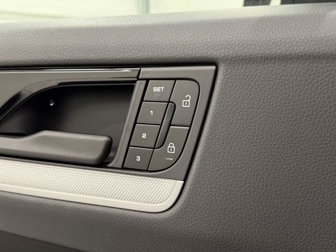 Certified 2025 Porsche Cayenne image 28