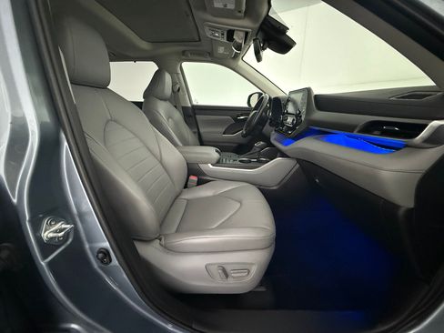 Used 2021 Toyota Highlander XLE FWD image 30