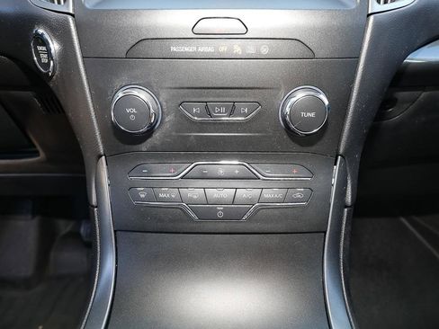 Used 2020 Ford Edge SE image 18