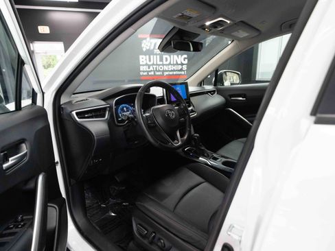 Used 2023 Toyota Corolla Cross XLE image 8