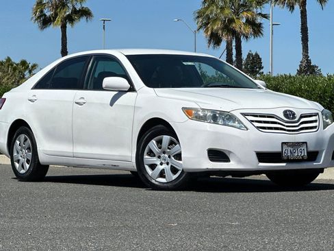 Used 2010 Toyota Camry LE FWD image 2