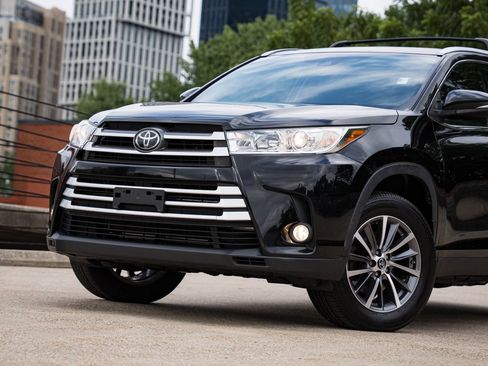Used 2019 Toyota Highlander XLE AWD/4WD image 2
