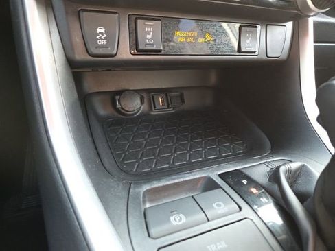 Used 2022 Toyota RAV4 XLE Premium image 17