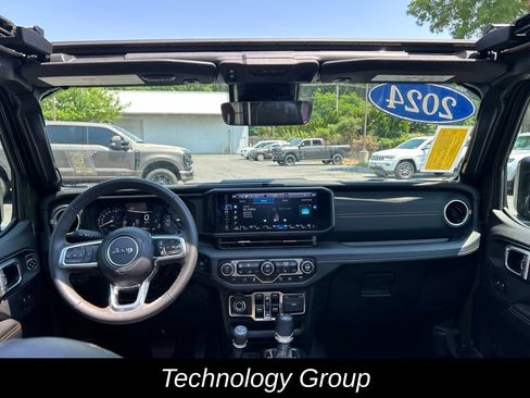 Used 2024 Jeep Wrangler Unlimited Sahara w/ Technology Group AWD/4WD image 13