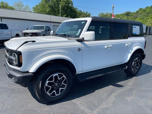 Used 2025 Ford Bronco Outer Banks AWD/4WD image 2
