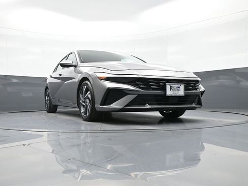 Certified 2025 Hyundai Elantra SEL image 27