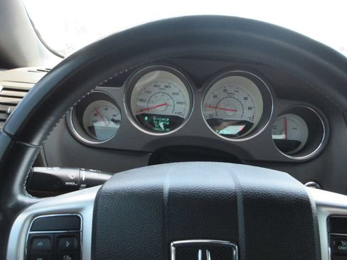 Used 2011 Dodge Challenger RWD image 22