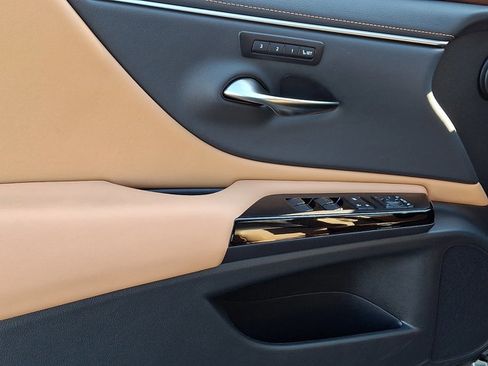 Certified 2025 Lexus ES 300h w/ Premium Package image 12