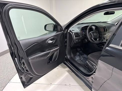 Used 2019 Jeep Cherokee Latitude w/ Popular Appearance Group AWD/4WD image 6