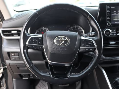 Used 2021 Toyota Highlander XLE AWD/4WD image 22