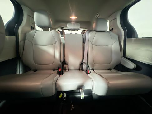 Used 2024 Toyota Sienna XLE FWD image 33