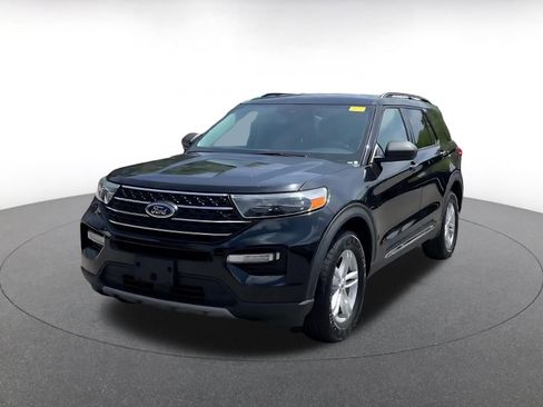 Used 2023 Ford Explorer XLT w/ Equipment Group 202A AWD/4WD image 4