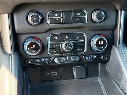 Used 2023 Chevrolet Suburban Premier image 32