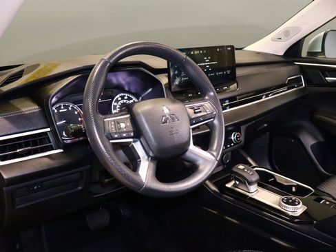 Used 2025 Mitsubishi Outlander ES image 10